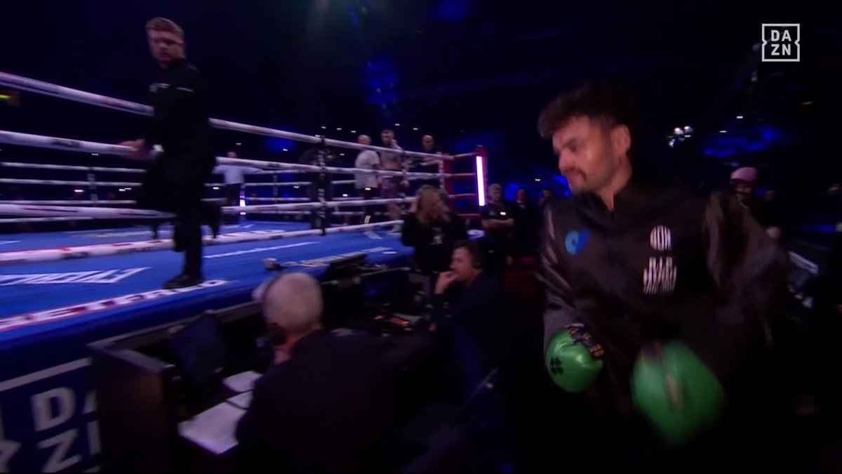 What do you make of that TyroneMcKenna entrance? 🎤 Watch him take on Lewis Crocker now #ConlanGill
