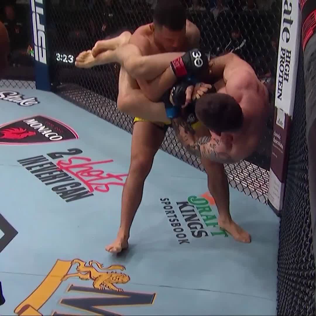 THE OLD SLAM KNOCKOUT! 😱 💢 @DrakkarKlose showing the best armbar escape is a good old fashioned powerbomb! #UFCAustin