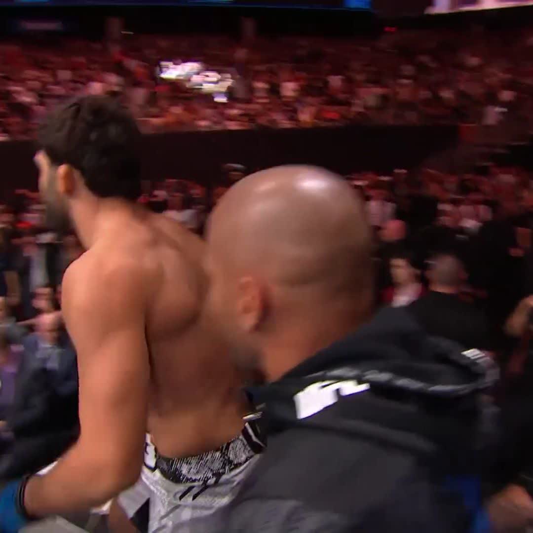ONE MINUTE IS ALL HE NEEDED 👊 @ArmanUFC makes quick work of Beneil Dariush at #UFCAustin