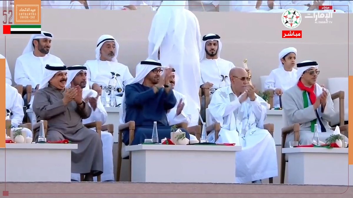 #رئيس_الدولة يحيي عددًا من أبناء الوطن الذين أظهروا مهارة استثنائية في ركوب الجمال، بشكل يعكس تأصل هويتنا وثقافتنا الأصيلة والمتجذرة 🇦🇪 #عيد_الاتحاد_الـ52 #عيد_الاتحاد #اليوم_الوطني_الإماراتي_52