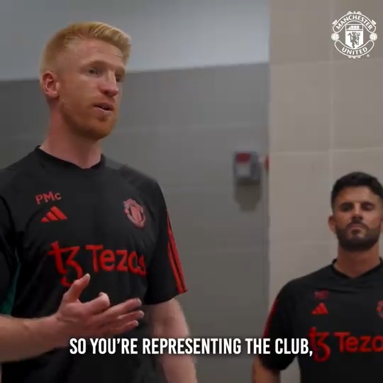 🗣️ @PMacca15 gave an inspirational speech during our U16s' trip to Hong Kong 💪 #MUFC || #MUAcademy