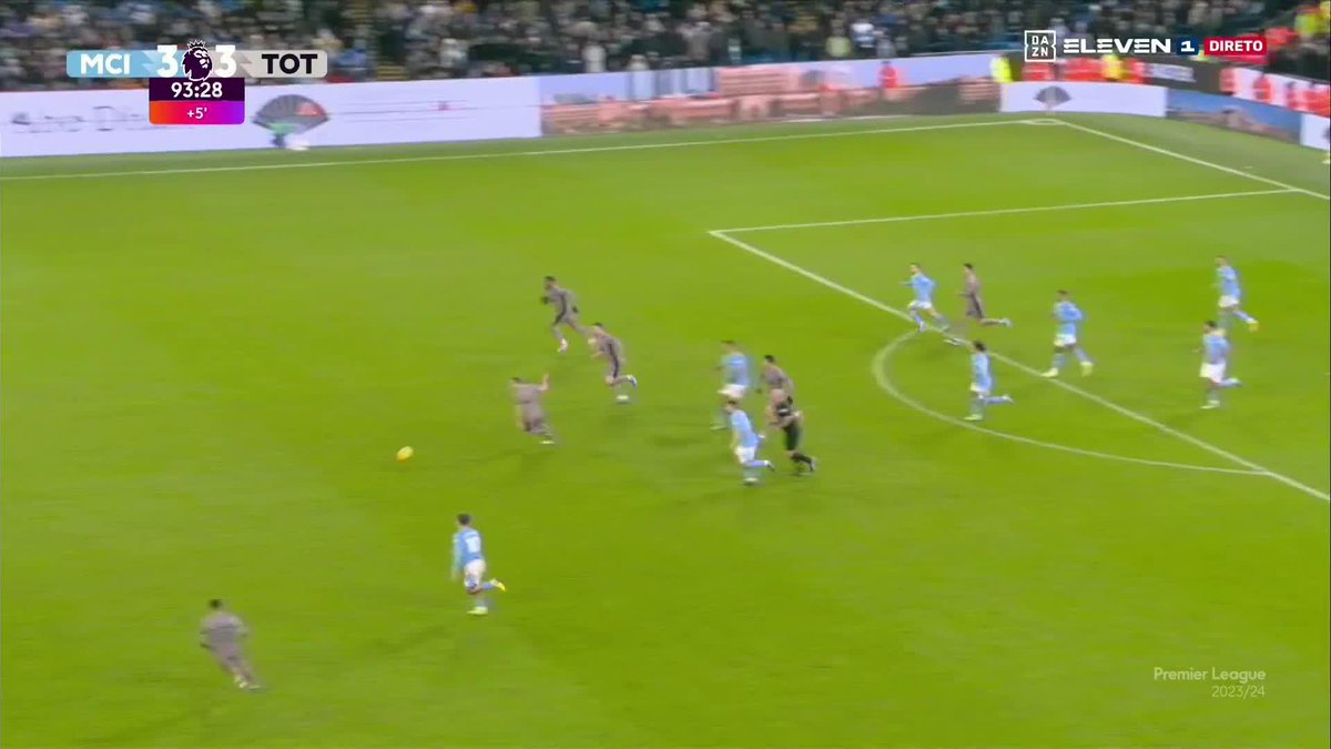 Grealish ia isolado nos descontos, mas o árbitro parou o jogo depois de inicialmente ter dado a lei da vantagem. 🤷♂️