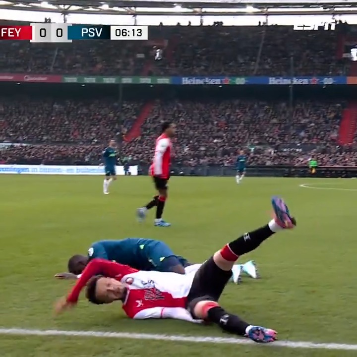Keiharde botsing tussen Quilindschy Hartman en Jordan Teze 💥🤕 "Ik denk dat hersendokters gruwelen van wat wij doen in voetballerij." 🎥⬇️ #feypsv