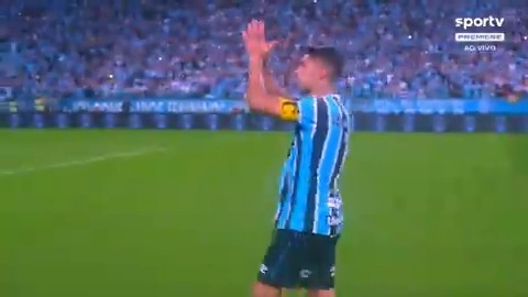 Los hinchas de Gremio 🇧🇷 ovacionaron a Lucho Suárez 🇺🇾. Fue el último partido del uruguayo con la camiseta del club como local.