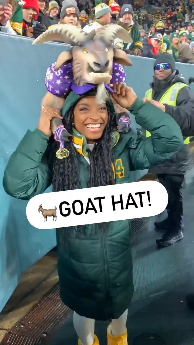 An incredible surprise for Simone Biles from this Packers fan! ❤️🐐