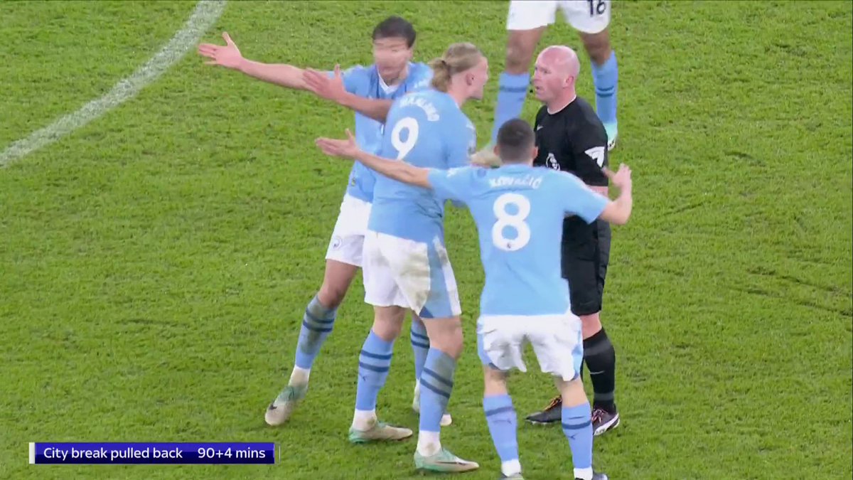 "It's the referee's choice to play advantage, not anybody else's. In law he hasn't done anything wrong." Dermot Gallagher talks us through Simon Hooper's decision to not play advantage for Man City.