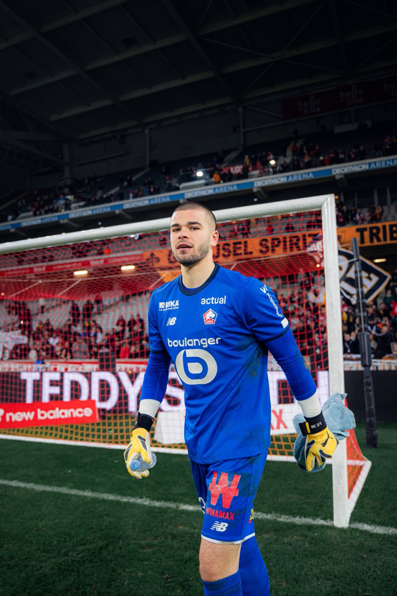 Clean sheet + deux penalties repoussés dans le même match. L’incroyable performance de Lucas Chevalier hier avec le LOSC. 🧱❤️🤍 🎥 LOSC