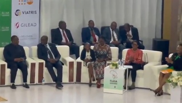 I was so moved & impressed by community representative, Yolanda Munyengwa, presenting at today's #ICASA2023 opening plenary, I shared my seat! Yolanda, you are a powerful voice for youth and for communities. Let communities lead! ✊🏾✊🏾 YPNHW Zimbabwe Mwanasikana Wanhasi #Youth4SDGs #endAIDS2030
