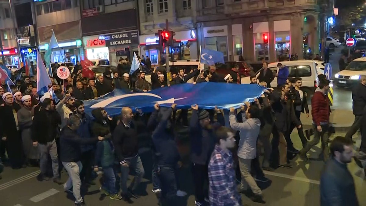 Doğu Türkistan "ümmetin" en nadide parçasıdır. Dün olduğu gibi bugün de ve yarın da Doğu Türkistan için ayakta olacağız. Ümmet dayanışmasını Filistin'i hedef alarak itibarsızlaştırmak isteyenleri de Doğu Türkistan eylemlerinde görmek isteriz.
