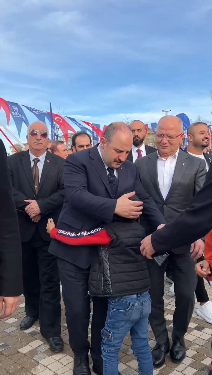 ✂️ Aşık Veysel Parkı ve Gençlik Merkezi Bursa'mızın en önemli kentsel tasarım projelerinden birini daha Bursa Büyükşehir Belediyesi vatandaşımızla buluşturdu. İş bilenin, kılıç kuşananın.