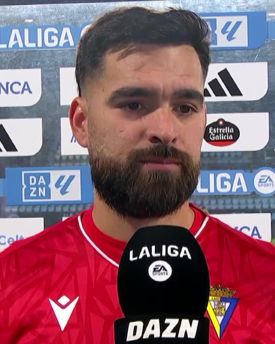 🗣️ David Gil Mohedano: "Muy contento, ha servido para dar un punto al equipo" La alegría del héroe del Cádiz Club de Fútbol en el micrófono de Ainhoa🦥 en #DAZN 👏🏻