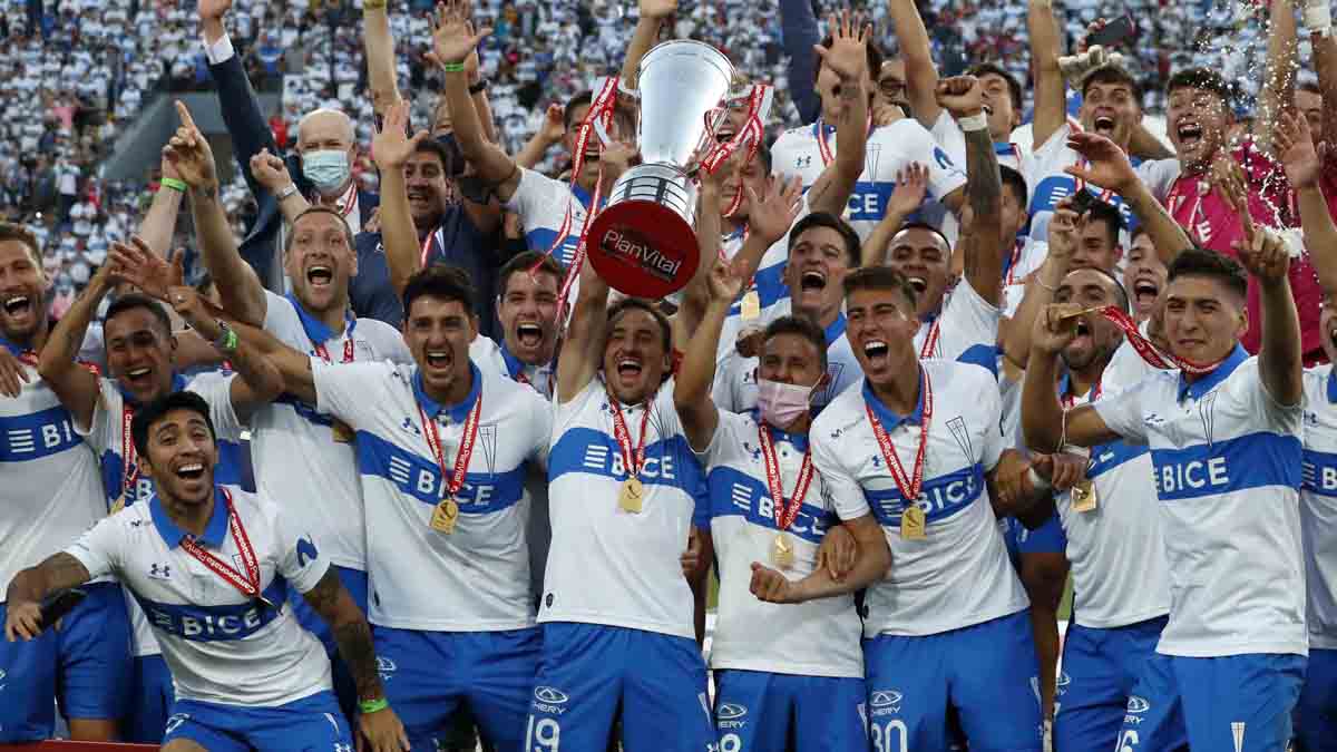 Para tomar asiento y disfrutar del día en que hicimos historia ⚪🔵 Mira el resumen del 3-0 a Everton del inolvidable 4 de diciembre del 2021, cuando nos convertimos en los únicos tetracampeones de torneos largos 🏆✖️4️⃣ #EfemérideCruzada