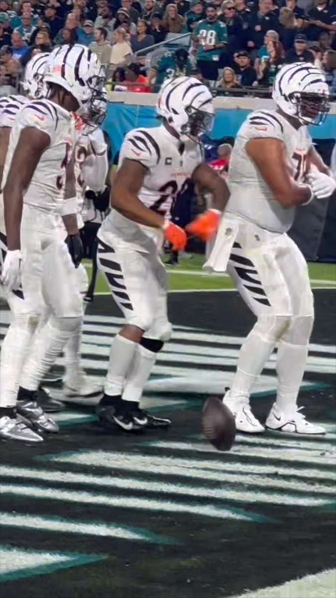 Joe Mixon and the Cincinnati Bengals really hit the Grizzlies dance 😂 #MNF | #CINvsJAX