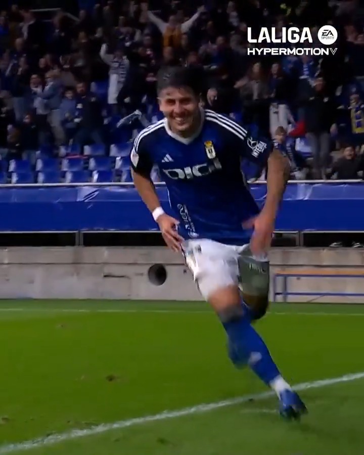 desde su casa. 🏠 🔝 Santiago Colombatto 💙 Real Oviedo 💙 #LALIGAHYPERMOTION #LALIGAHighlights