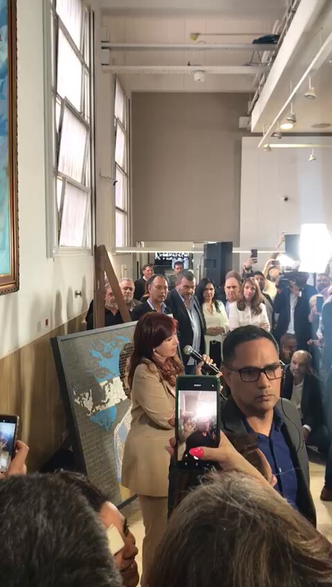 “Nos merecemos vivir mejor” 🗣️ 👉 Cristina Kirchner se despidió de los trabajadores del Senado y les dijo que va a estar “cerquita”. 💬 “Cualquier cosa, ya saben dónde encontrarme”, expresó.