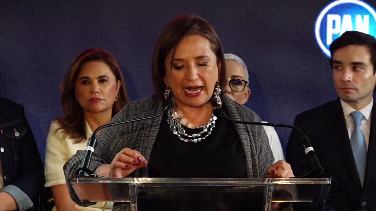 .Xóchitl Gálvez Ruiz presenta su equipo de campaña. Dice que es 100% capacidad y plural: 🔰Santiago Creel. Coordinador General. 🔰Armando Tejeda. Coordinador Operativo. 🔰Carolina Viggiano. Coordinadora Ejecutiva. 🔰Ángel Ávila. Coordinador de Alianzas. 🔰Kenia López. Jefa de Oficina. 🔰Ruben Moreira. Coordinador Territorial. 🔰Max Cortázar. Coordinador de Comunicación. 🔰Josefina Vázquez Mota. Líderes en campaña. 🔰Margarita Martínez. Promoción del Voto. 🔰Rolando Zapata. Defensa del Voto. 🔰Jesús Ortega. Prospectiva. 🔰Margarita Zavala. Sociedad Civil. 🔰Enrique de la Madrid. Mesas Temáticas. 🔰Norma Aceves. Atención a personas con discapacidad. 🔰Fernando Rodríguez Doval. Contenido. 🔰Alejandra Latapí. Vinculación Institucional. 🔰Ildefondo Guajardo. Relaciones Exteriores. 🔰Alejandra Reynoso. Causas Sociales. 🔰Blanca Alcalá. Asuntos Migratorios. 🔰Leticia Barrera. Enlace con el Campo. 🔰Alessandra Rojo. Activismo Social. 🔰Julieta Camacho. Gestión social. 🔰Deborah Romero. Promoción de la Mujer. 🔰Moisés Gómez. Coordinador de Agenda. ¿Cómo ven?