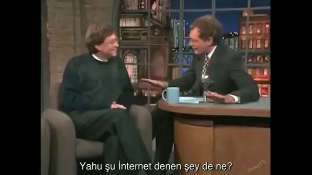 Bill Gates, bundan 28 yıl önce katıldığı bir TV programında internetin insanlara neler sunabileceğine dair kehanetlerde bulunuyor. Bugün her biri çok basit kalan bu kehanetler karşısındaysa alaycı kahkahalara maruz kalıyor...