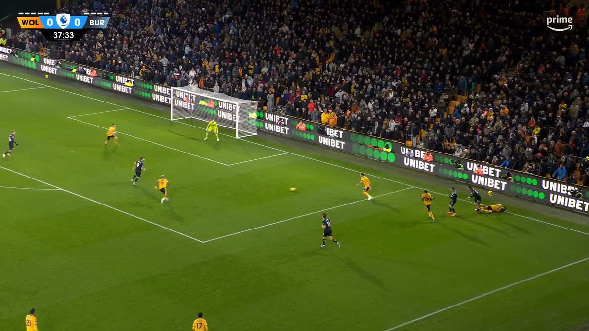 Dan Bentley to Wolves' rescue! 🙌 What a double-save this is! #PLonPrime #WOLBUR