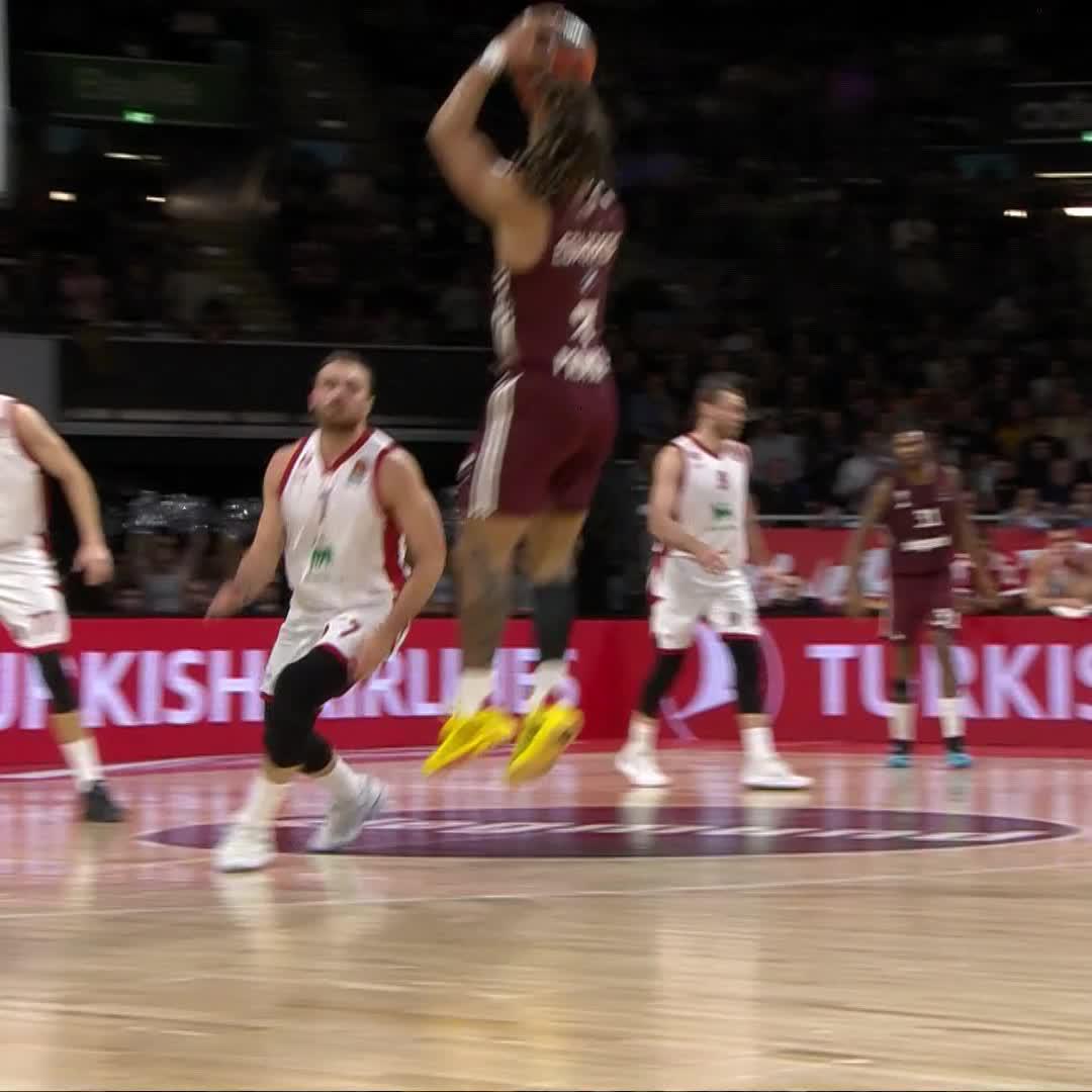 ettore messina bir kez daha sözleşme yeniledi. yeni tarih 2032.