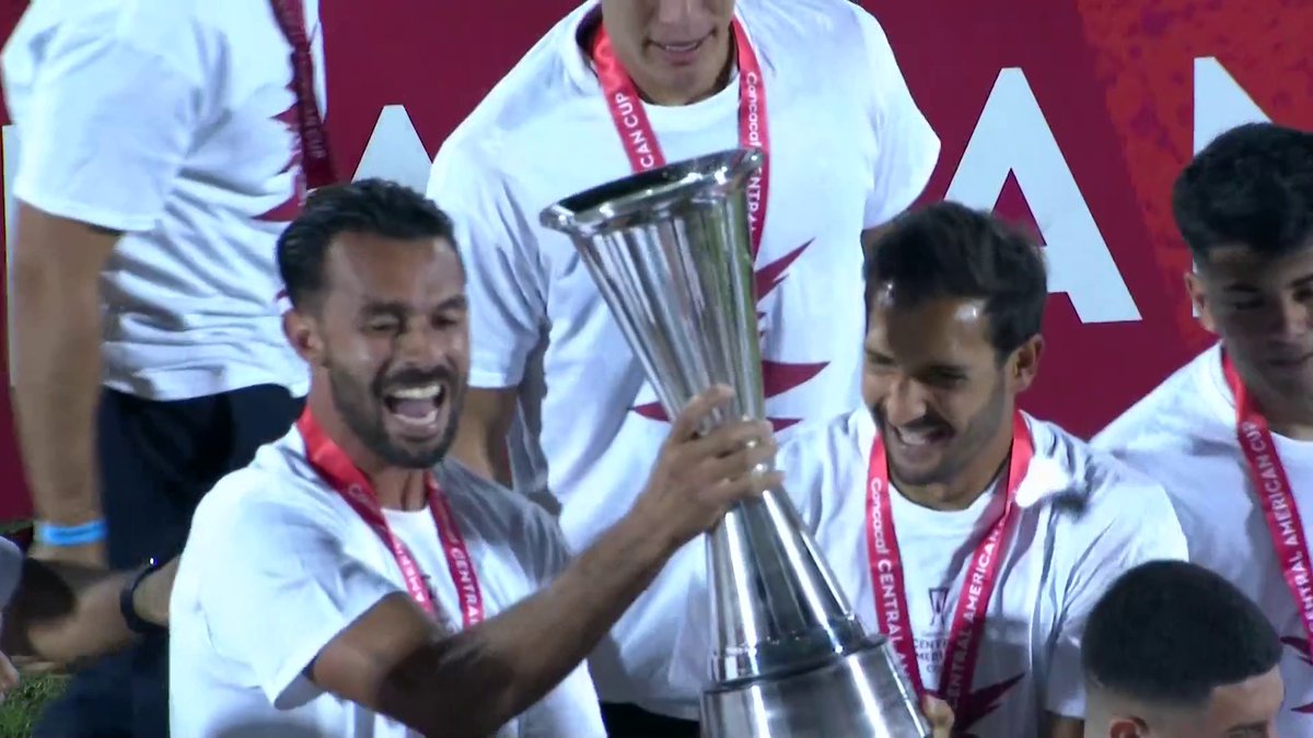 ¡Ellos son los CAMPEONES! 🥳🏆 ¡Alajuelense levanta el trofeo de #CopaCentroamericana 2023!