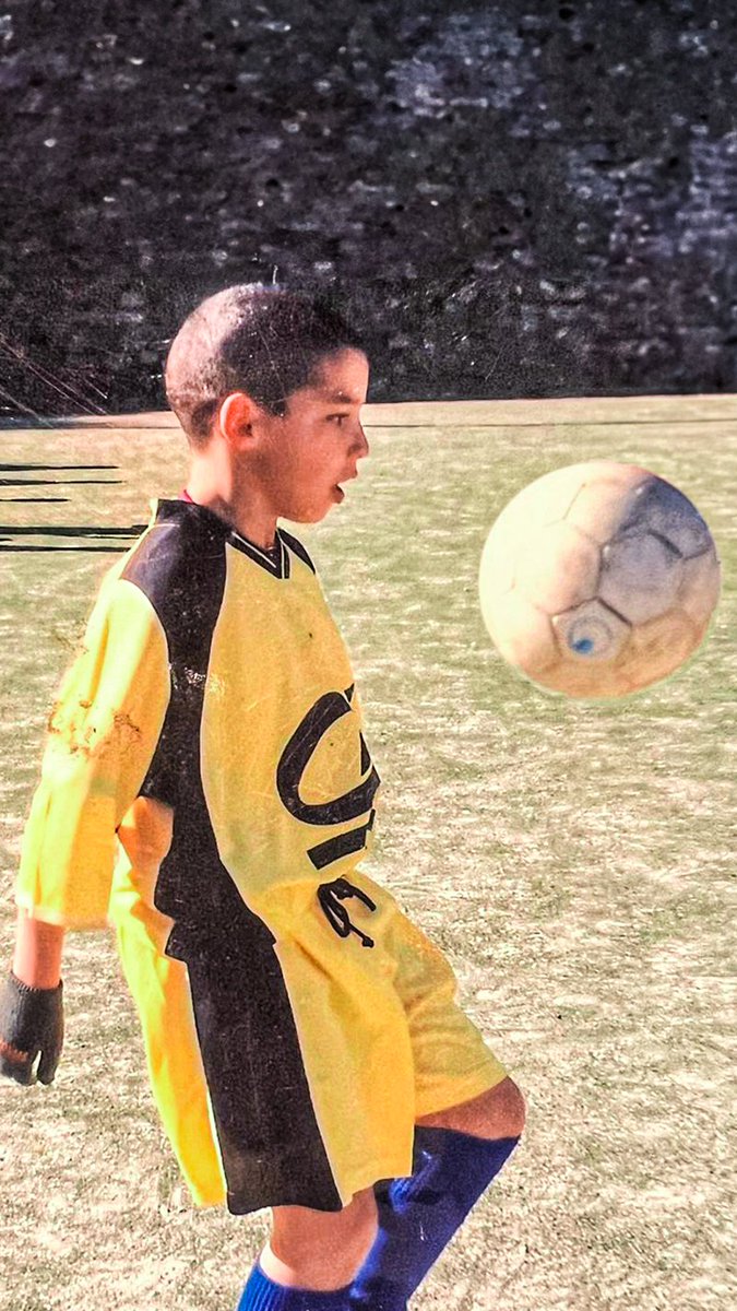 Shorts sleeves and gloves: a Ismaël Bennacer copyright ©️ Roots: the story of our no. 4 🇩🇿 is on our YouTube channel 🔗 #SempreMilan