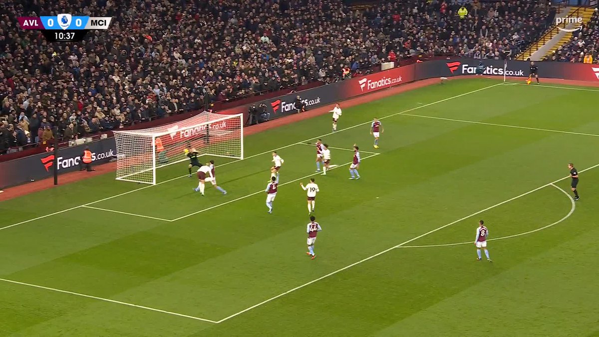 This double save from Emi Martinez to deny Haaland is crazy! ❌❌