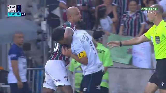 Felipe Melo tentou apressar a comemoração de Galdino. Suárez tentou afastar o jogador tricolor, que segurou o uruguaio pelo pescoço. Depois, Suárez não gostou e empurrou Felipe Melo, que respondeu: "Vai tomar no c*". 🎥 Premiere | ge