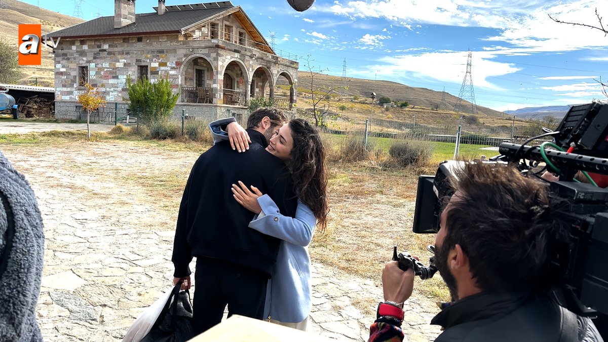 14. bölüm kamera arkasında neler yaşandı? 👀 #Safir ‘Saklı Kalan Bir Aşk Hikayesi’ yeni bölümüyle Pazartesi 20.00’de #atv’de. 💠 atv
