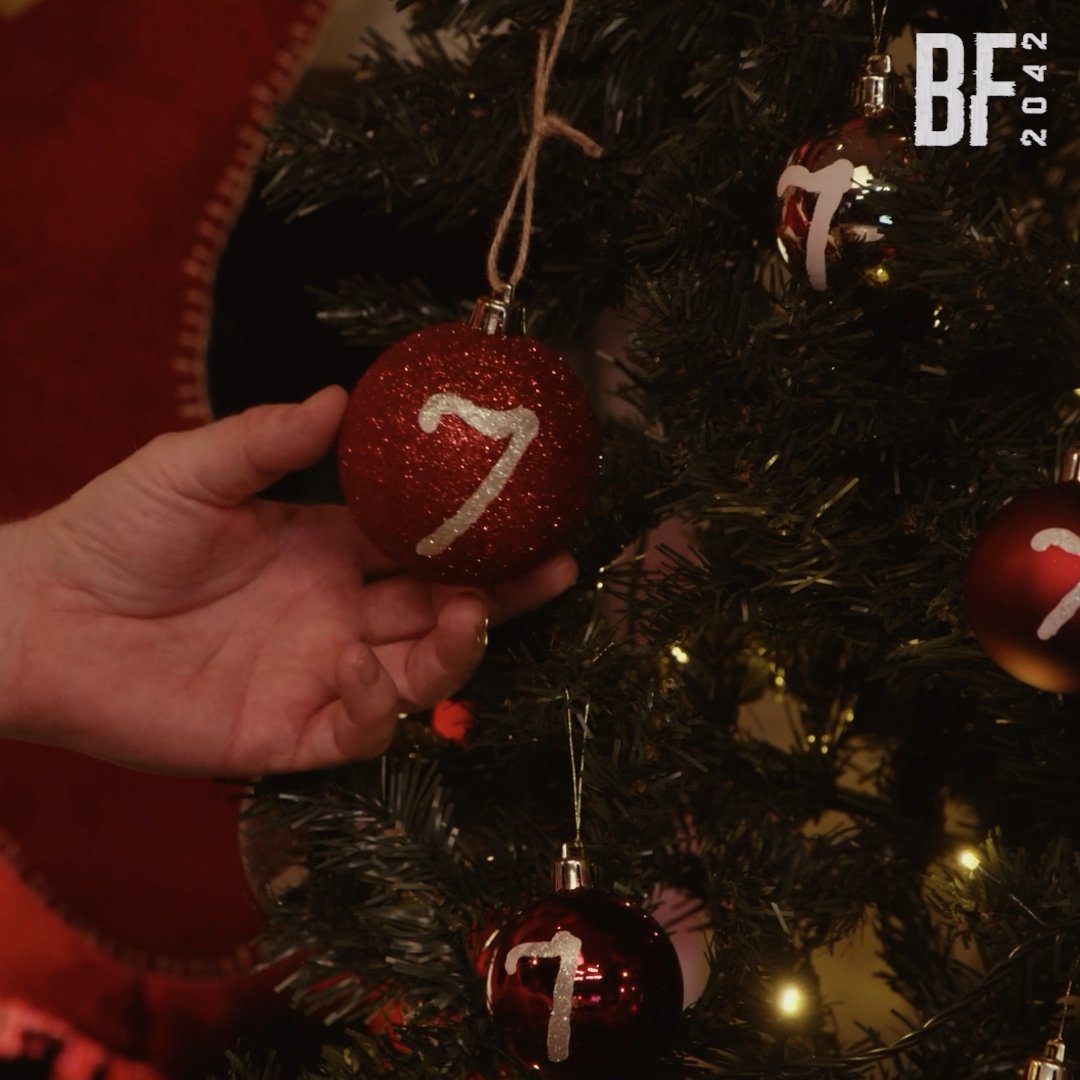 The clock strikes 7 here in Stockholm. Gather around the fireplace ...or your favorite tank and check out this festive update from the #Battlefield 2042 team 🎄