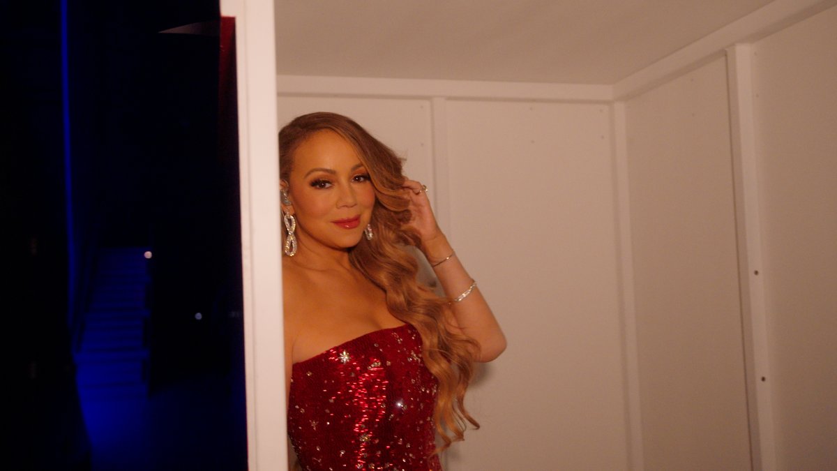 The best thing about being on tour is getting to celebrate the holidays with my lambily!! To show my appreciation, here is a new video for "All I Want For Christmas Is You" 🎄🎁 I'm calling this one the "Festive Lambs Edition"! ❤️☃️