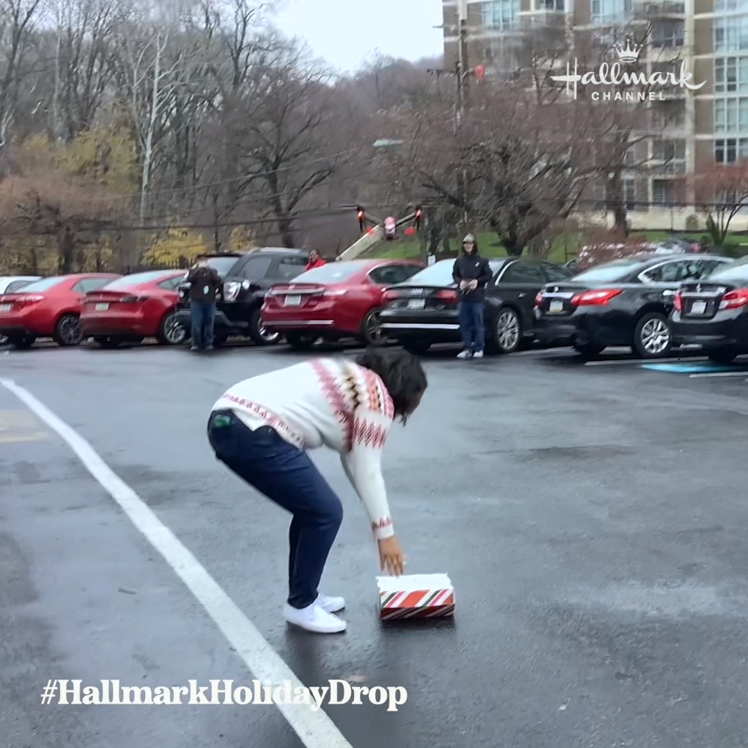 You could win like Fan Leader Dara! San Diego &amp; Dallas, tweet TOMORROW using #HallmarkHolidayDrop, #ChristmasOnCherryLane #contest to enter for a chance to win a gift box dropped at your door for the #ChristmasOnCherryLane premiere tomorrow at 8/7c! Rules: