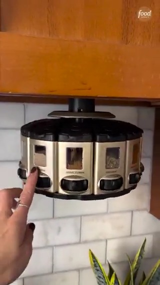 Keep your seasonings neatly sorted with this spice carousel! It rotates, auto-measures AND you can mount it under the cabinet to save lots of space 🙌 Get it on Amazon: (We may make 💰 from these links!)