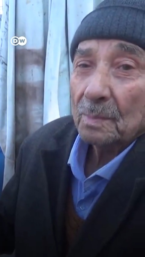 “Kasabın önünden geçerken yönümü şöyle dönüyorum. Tavuk alıyordum onu da alamaz oldum” "Bu mısırı canım çekiyor ama alamıyorum" 78 yaşındaki Felake Üçkazan 2 bin 800 liralık yaşlılık maaşıyla geçinmeye çalışıyor