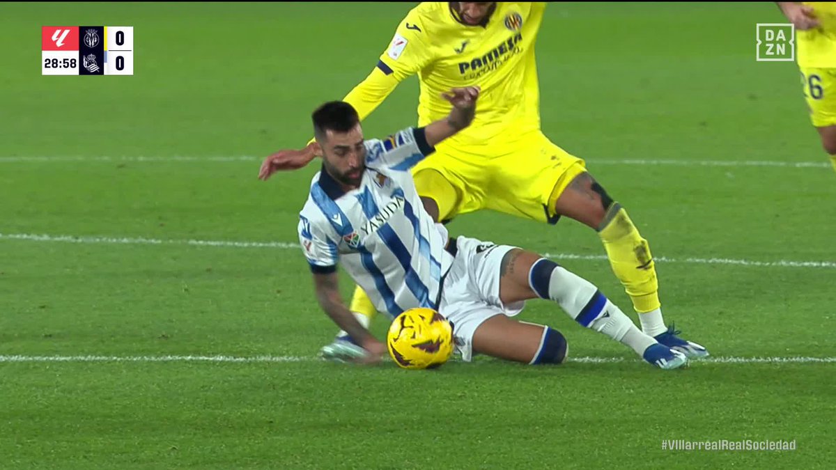 El momento en que Brais Méndez pidió el cambio tras un pisotón de Capoue en su brazo 🤕 El gallego se tiró al suelo sujetándose la mano y con gestos de dolor #LALIGAenDAZN ⚽️