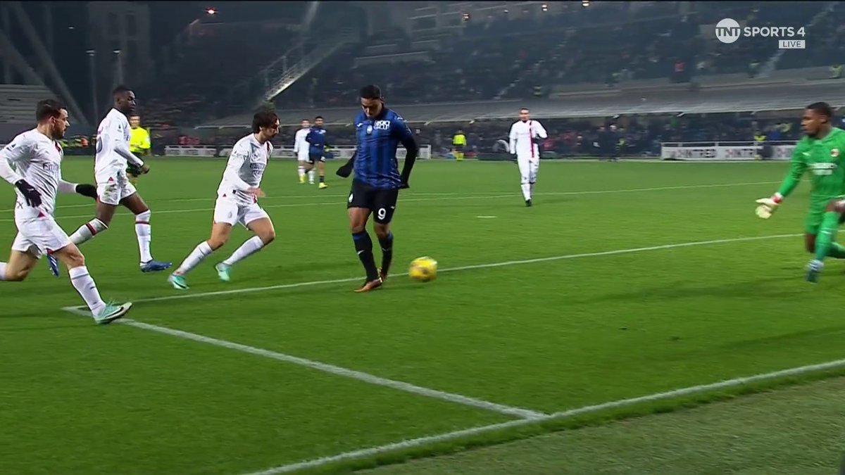 LUIS MURIEL SCORES A LAST MINUTE BACK-HEEL WINNER! 🤯 An absolute beauty of a finish to put Atalanta 3-2 up against Milan 😮‍💨