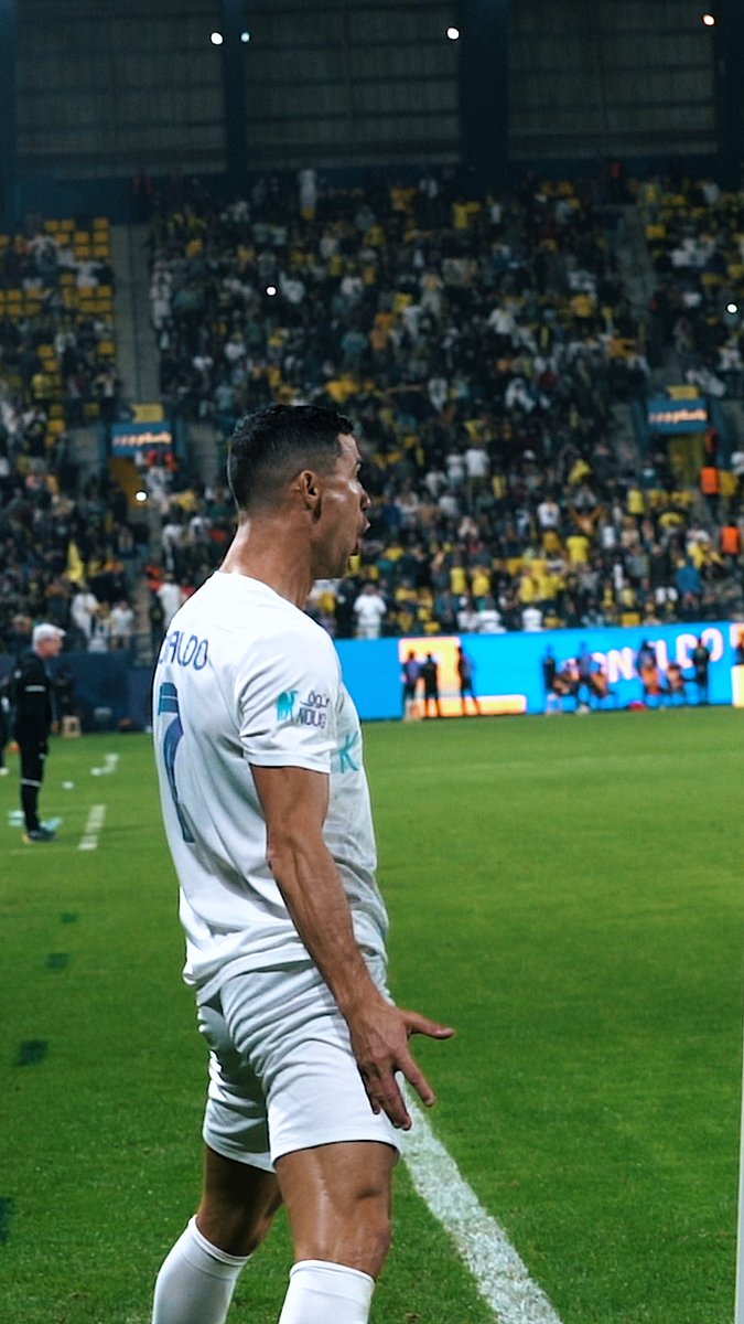 لا يُمـلّ .. 🤍 الاحتفـال الأجمـل .. بالطقـم الأجمل .. في الملعب الأجمـل 🤩