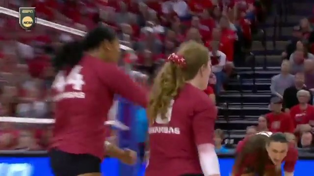 A WALL AT 5'7 😱😱😱 Jill Gillen #NCAAWVB x 🎥 ESPNU / Razorback Volleyball