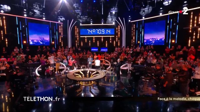 #Téléthon2023 Standing ovation pour Laurence Tiennot-Herment, Présidente AFM-Téléthon, une maman qui ne lâche rien, une présidente engagée qui voit arriver les premiers traitements contre la maladie, une figure indissociable de cette révolution historique, moteur du #Téléthon.