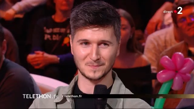 #Téléthon2023 Vianney salue le courage de Tony, papa d'Ivy. "Ce que tu es en train de dire aux autres c'est énorme. C'est la preuve d'un combat quotidien, bravo !" Votre mobilisation est unique 👉