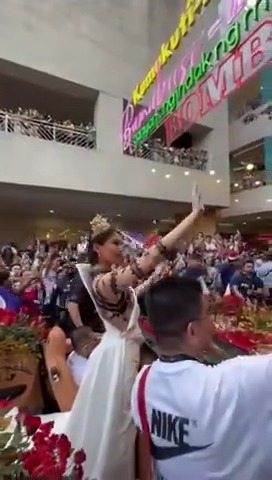 ✨ NO RAIN ON A QUEEN'S PARADE ✨ The crowd warmly welcomed and cheered Michelle Dee during her homecoming parade today! READ: