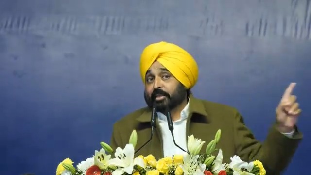 ਮੈਂ ਅੱਜ ਸਾਰੇ ਅਫ਼ਸਰਾਂ ਤੇ ਬਾਬੂਆਂ ਨੂੰ ਦੱਸਣਾ ਚਾਹੁੰਦਾ ਹਾਂ ਕਿ 43 ਸੇਵਾਵਾਂ ਤਾਂ ਇਹ ਸ਼ੁਰੂ ਹੋਈਆਂ ਨੇ ਤੇ 44ਵਾਂ ਮੈੰ ਵੀ ਹਾਂ..ਕਦੇ ਵੀ ਕਿਸੇ ਵੀ ਦਫ਼ਤਰ ‘ਚ ਆ ਕੇ ਚੈੱਕ ਕਰ ਸਕਦਾਂ ਕਿ ਘਰੇ ਜਾਣ ਦੀ ਥਾਂ ਤੁਸੀਂ ਕਿਤੇ ਲੋਕਾਂ ਨੂੰ ਦਫ਼ਤਰ ਆਉਣ ਲਈ ਤਾਂ ਨੀ ਕਹਿ ਰਹੇ..