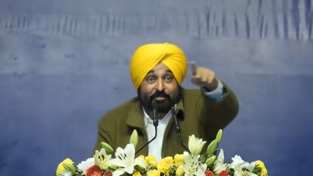 ਪੰਜਾਬ ‘ਚ ਵੀ ਕਾਮਯਾਬੀਆਂ ਦਾ ਦੌਰ ਸ਼ੁਰੂ ਹੋ ਚੁੱਕਿਆ ਹੈ…40 ਹਜ਼ਾਰ ਤੋਂ ਵੱਧ ਨੌਜਵਾਨਾਂ ਨੂੰ ਸਰਕਾਰੀ ਨੌਕਰੀਆਂ ਮਿਲ ਚੁੱਕੀਆਂ ਨੇ…ਆਉਣ ਵਾਲੇ ਸਮੇਂ ‘ਚ 2.98 ਲੱਖ ਨੌਜਵਾਨਾਂ ਨੂੰ ਪੰਜਾਬ ‘ਚ ਹੀ ਉਨ੍ਹਾਂ ਦੀਆਂ ਡਿਗਰੀਆਂ ਮੁਤਾਬਕ ਨੌਕਰੀ ਮਿਲੂਗੀ…ਹੁਣ ਅਸੀਂ ਬੇਗਾਨੇ ਦਰਾਂ ਵੱਲ ਨਹੀਂ ਦੇਖਾਂਗੇ, ਆਪਣੇ ਹੀ ਇਸ ਘਰ ਨੂੰ ਠੀਕ ਕਰਾਂਗੇ…
