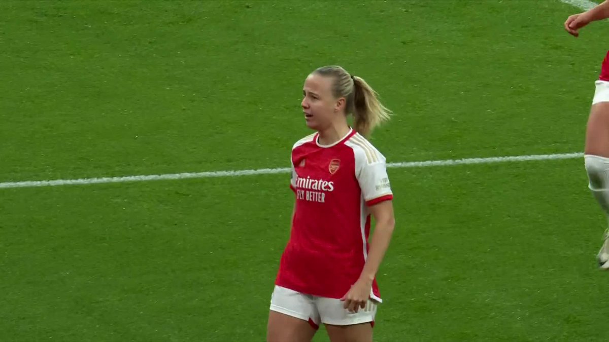 Beth Mead loves scoring at the Emirates! 🙌 Into the roof of the net 🚀 #BarclaysWSL Arsenal Women