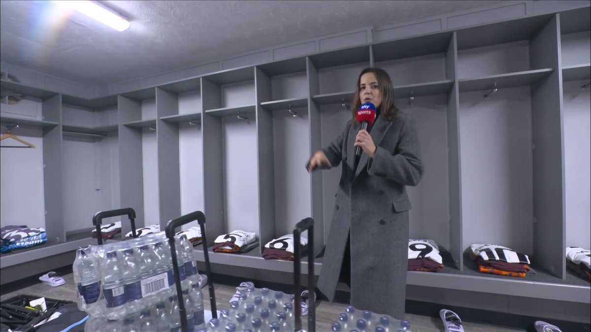 Simplesmente Natalie Gedra dando um passeio pelos vestiários no pré-jogo de Luton x Manchester City na Sky Sports. Orgulho define!
