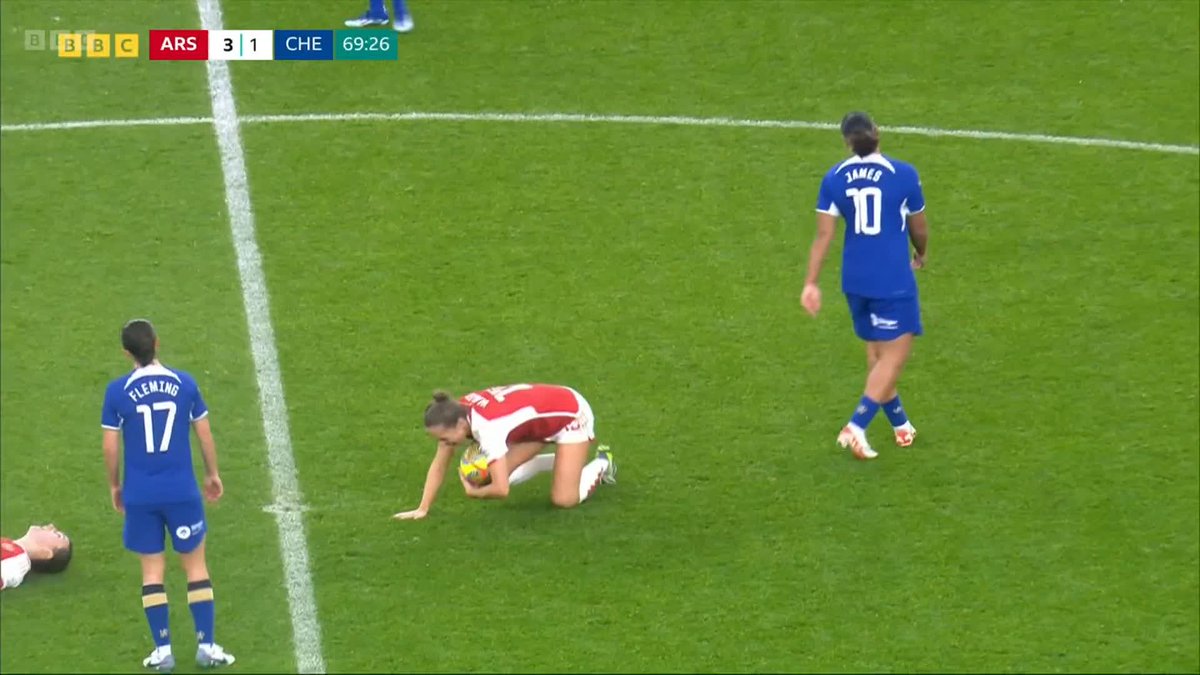 Was Lauren James lucky to only see a yellow card here? 😬 #BBCWSL #BBCFootball