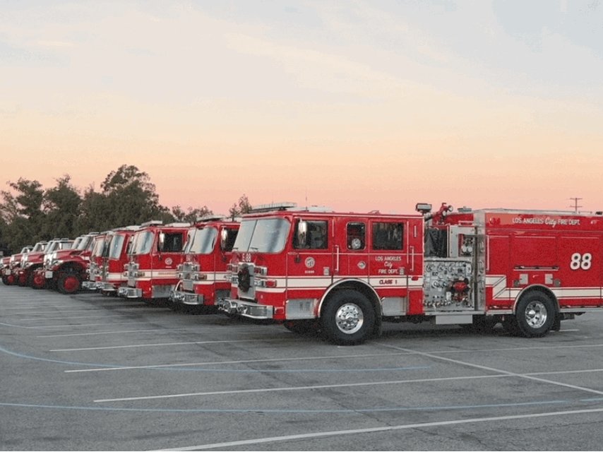 #SouthFire - Fire crews worked throughout the night. This morning, approx 600 FF are assigned to fire. The fire is staying with in the footprint of the Maria fire. Evac warnings and orders are in effect visit for updated evacuation information.