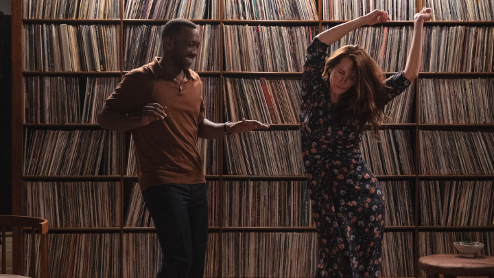 You will never guess what Julia Roberts and Mahershala Ali dance together to in Leave the World Behind.