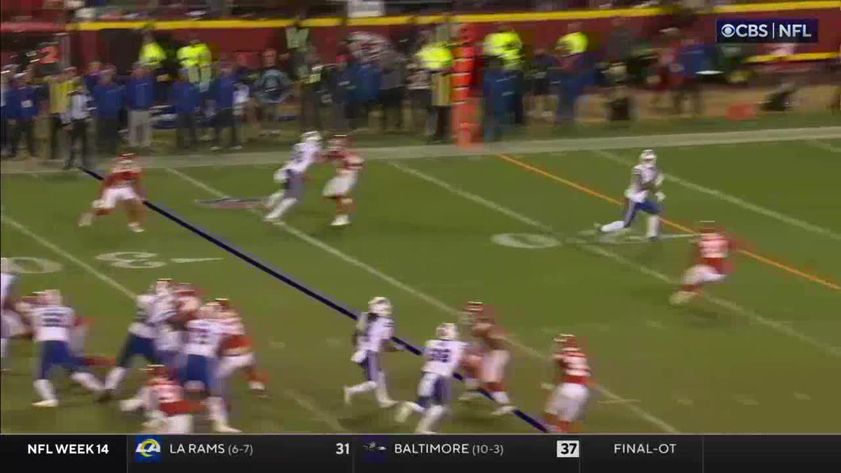Gabe Davis was running wide open and Josh Allen just didn't see him.