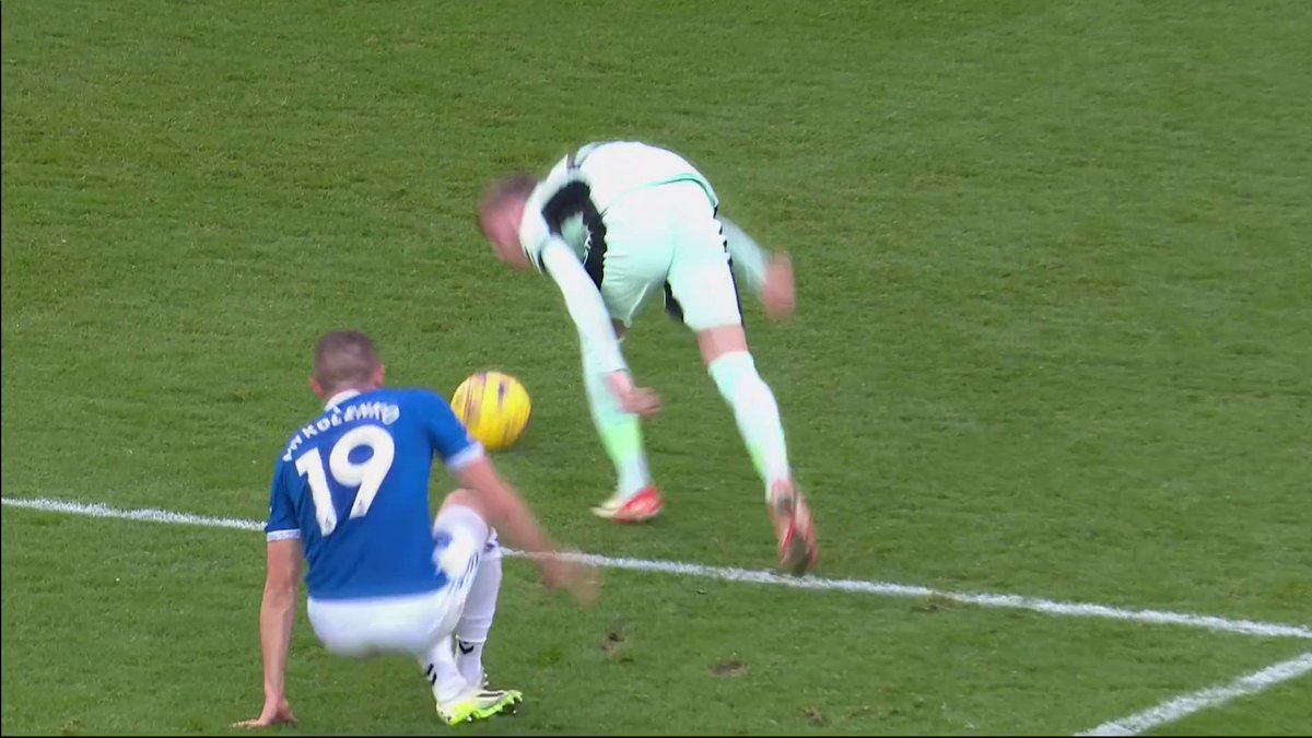 Why was Palmer booked despite getting back up? 👀