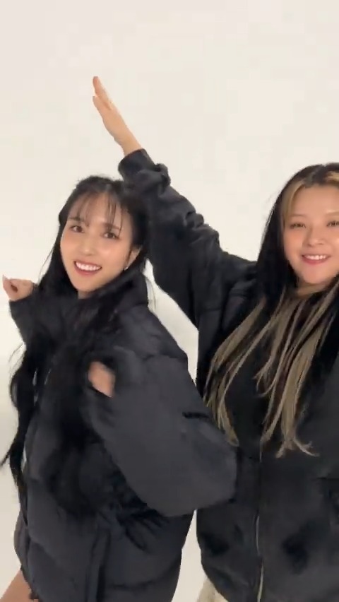 Vibing to TWICE songs with your bestie be like👯🪩 🐶🐧#THEFEELS (#IanAsher Remix) Challenge with #JEONGYEON #MINA 🎵 Listen "THE REMIXES” #TWICE #트와이스 #REMIX #THEREMIXES Ian Asher